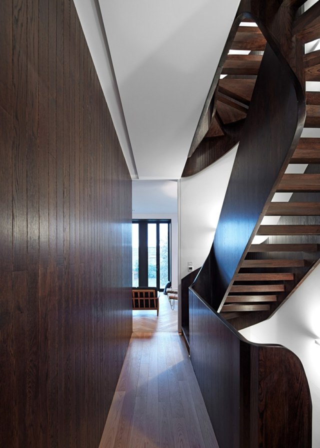 Drevená stena točité schodisko podlaha pokrývajúca biele steny