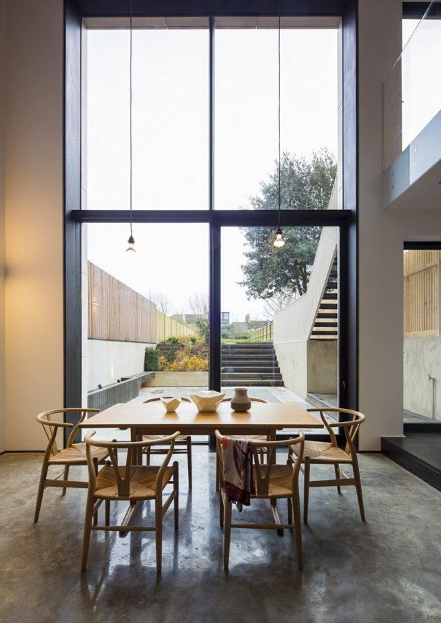 Ratanový nábytkový závesný prútik osvetľuje betónové podlahy