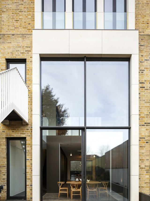 moderná štýlová útulná slnečná presklená stena