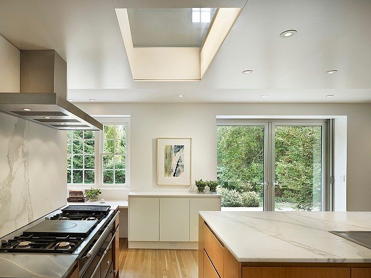 Kuchynský ostrovček mramorová top kuchyňa praktický nápad na zariadenie