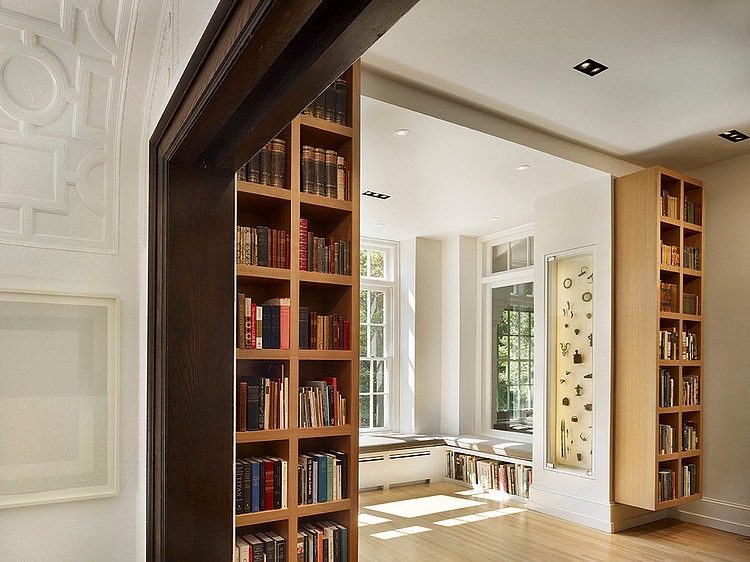 Systém drevené knihy zariaďuje starú budovu