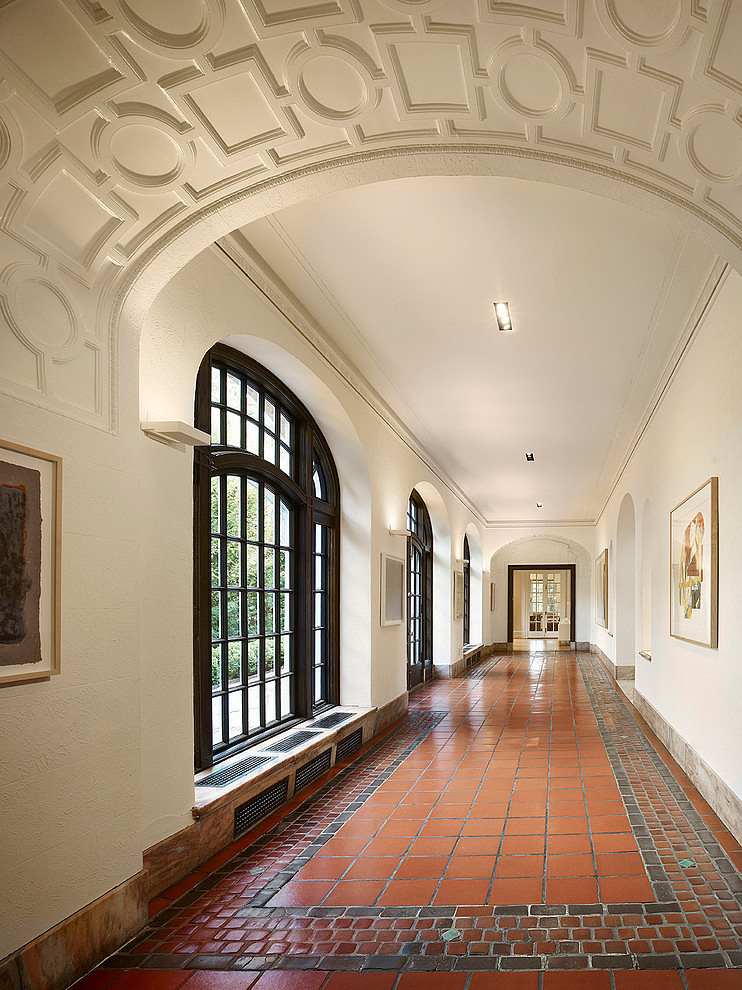 Klasický interiérový dizajn dlažby a stropu