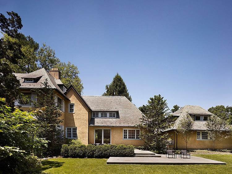 Terasa z tehlového sedlového strešného okna