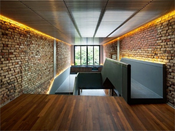 Moderný domový dizajn z tehlovej steny