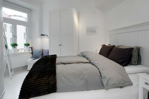 čelo postele v bielej spálni