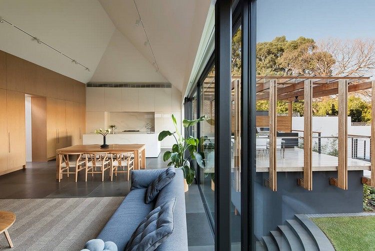 Prístavba domu so sedlovou strechou má krytú a otvorenú časť Prístavba domu so šikmou strechou terasa-otvorený-obývací-jedálenský kút-posuvné sklenené dvere