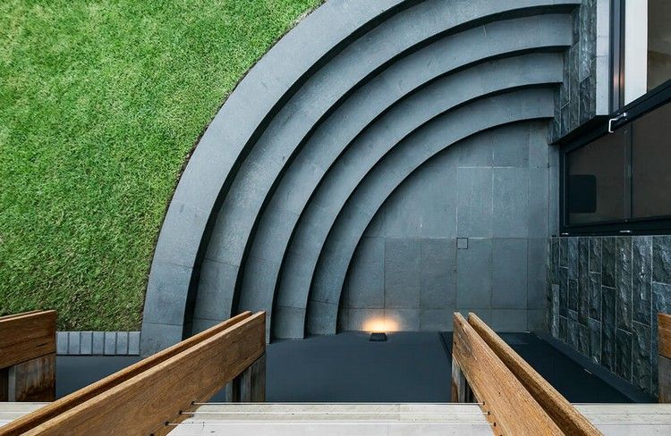 Betónové schody a obklady stien s kamienkami - krásny dizajn dom-pestovanie-terasa-vonkajšia plocha-antracitové-schody-zelený-trávnik