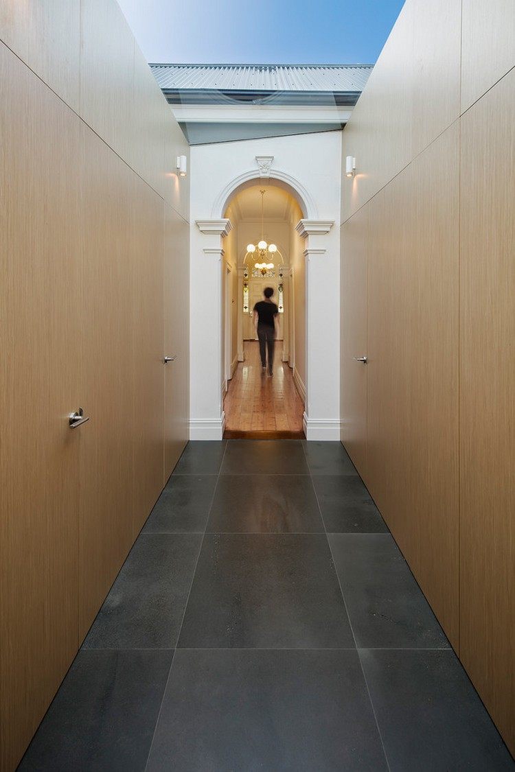 Denná svetelná chodba predstavuje starý dom Prístavba-šikmá strecha-hala-sklo-strop-drevo-dvere-dlažba