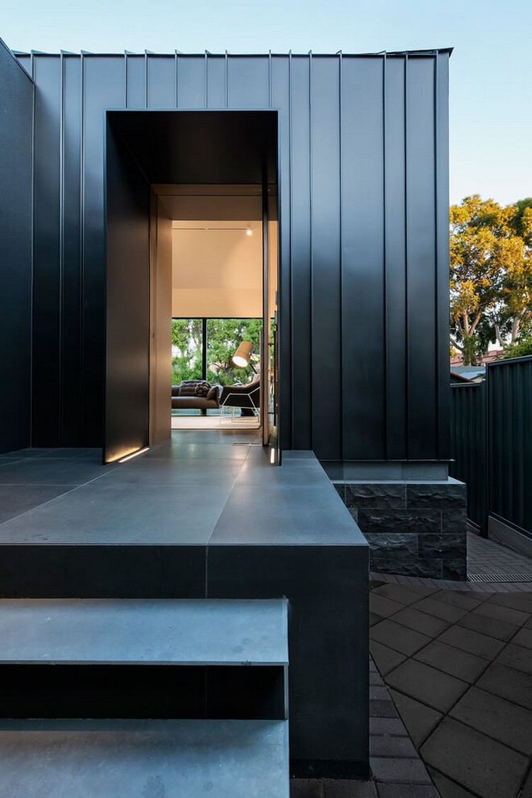 Prístavba domu s fasádnym obkladom zo zinku dom-prístavba-vchod-dvere-vchod-podstavec-prázdninový-dom-kachľové schody