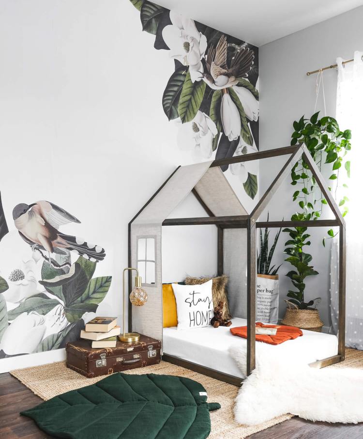 Domová posteľ pre deti tmavohnedé tmavozelené kvety samolepky na stenu zariadená moderná detská izba Montessori