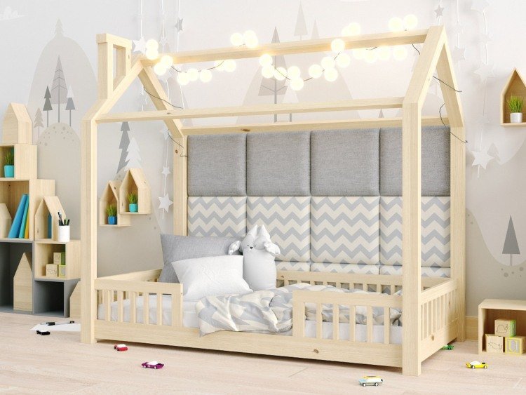 Domová posteľ pre deti sivé vankúše nástenné police tapety lesná škôlka Montessori