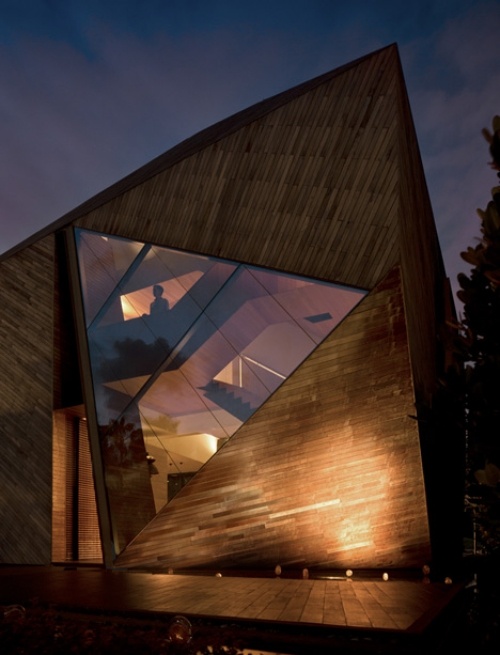 trojdielne sklenené panely geometrická architektúra domu od formwerkz