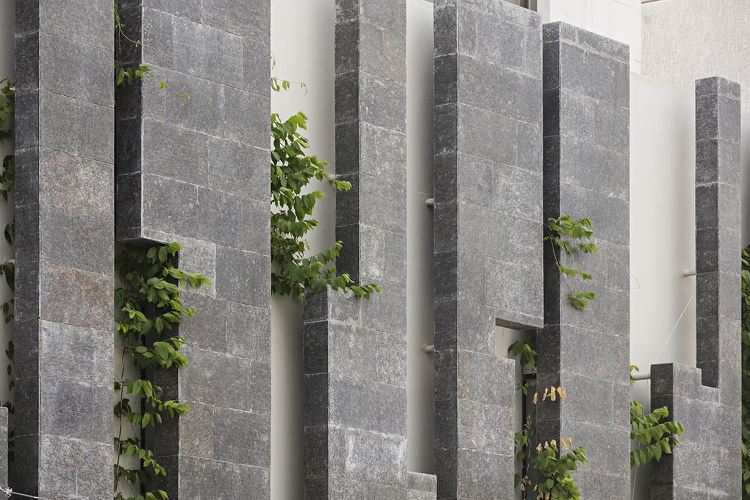budova vchod dizajn prírodný kameň panely obklad fasáda moderne vysadený