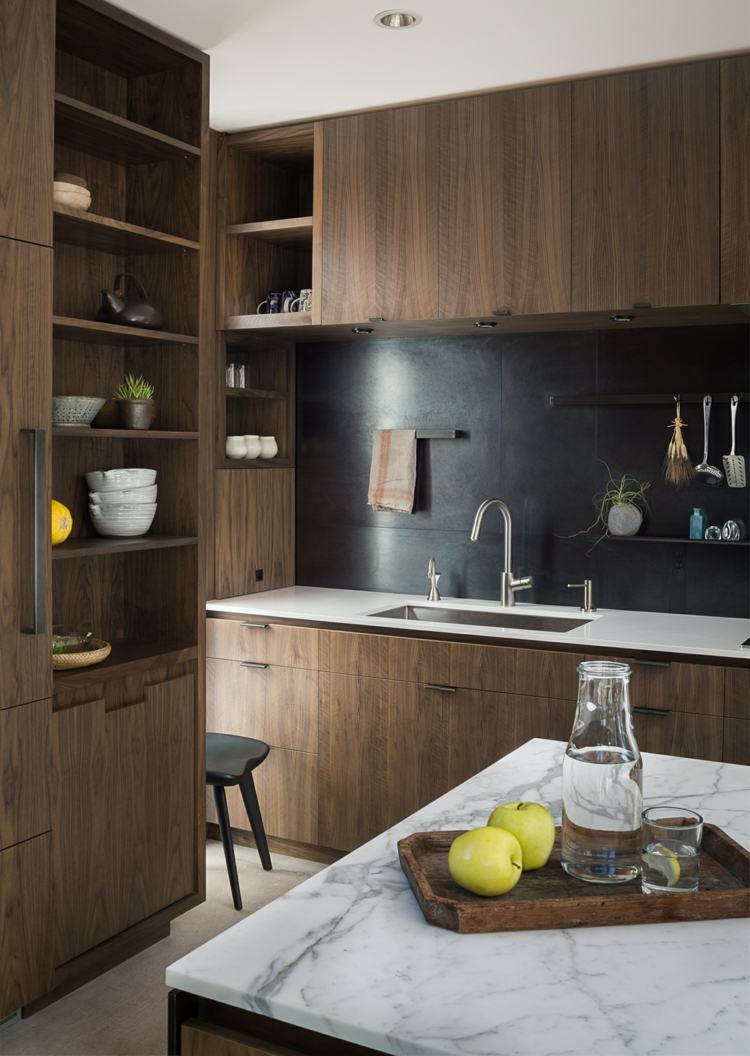 kuchyňa drevený nábytok prírodný kameň elegantný