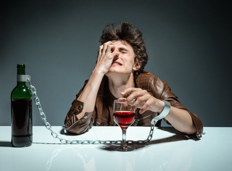 Alkohol a fajčenie z cigariet môže spôsobiť vypadávanie vlasov a ďalšie zdravotné problémy