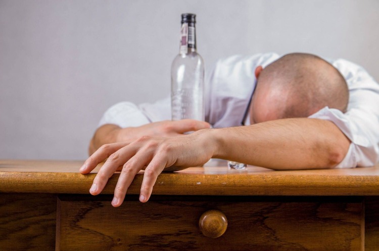 alkohol má negatívny vplyv na zdravie a spôsobuje vypadávanie vlasov