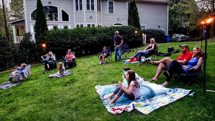 Zorganizujte domácu párty s koronavírusom v záhrade a určte optimálny počet hostí