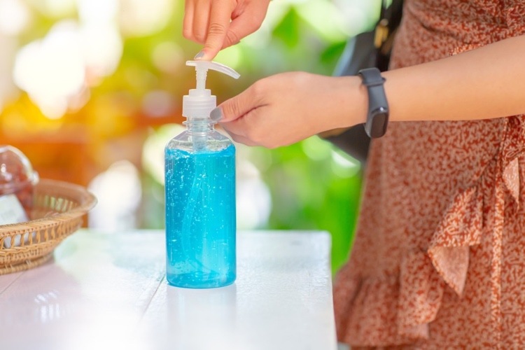 Zaistite ochranu pred koronavírusmi dezinfekčnými prostriedkami na záhradné oslavy