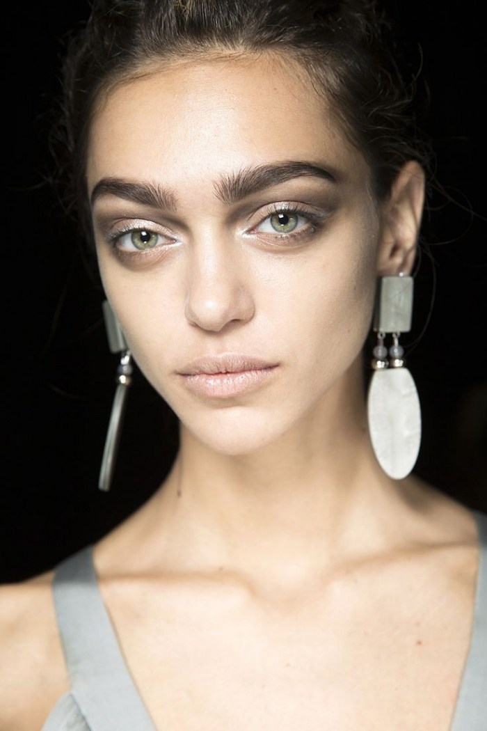 lesklý-holý-lesk na pery-aplikuj-krémový-základ-dymové oči