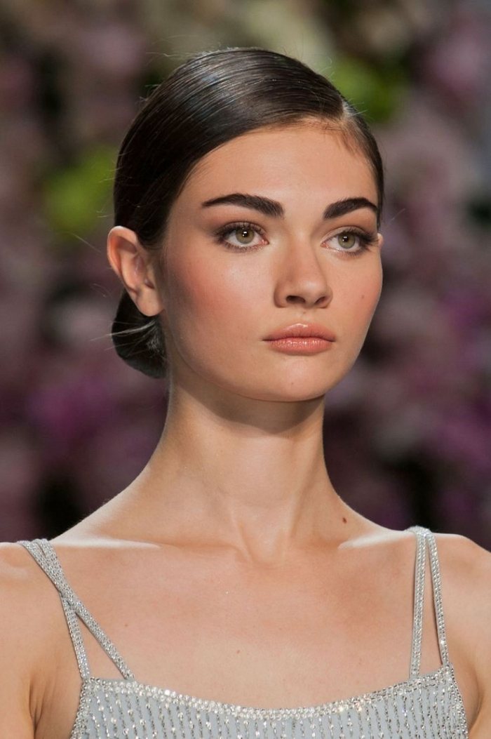 Farby pokožky-rúž-nanášanie-tipov na líčenie-liner na pery-kontúrovacia ceruzka