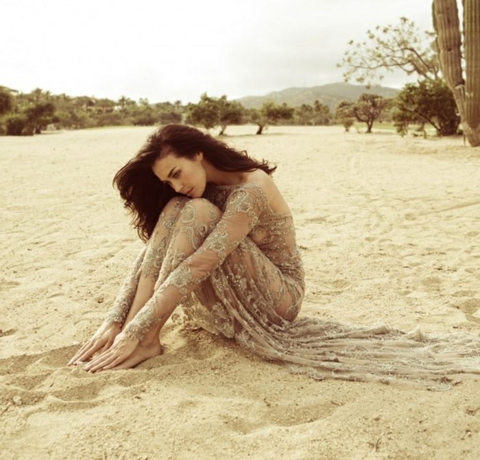 Svadobné šaty kompletne čipkované strieborné úplne čipkovaná strieborná niť