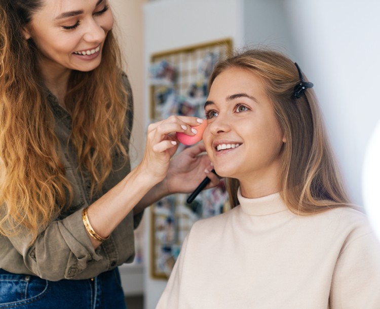 Make -up na odstránenie nedokonalostí pokožky a masku špongiou