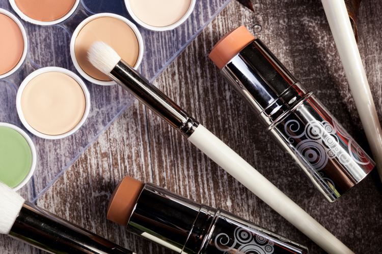 Korektor naneste pred alebo po podklade