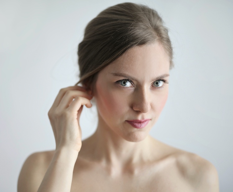 Kožné problémy s mejkapom skrývajú červené líca