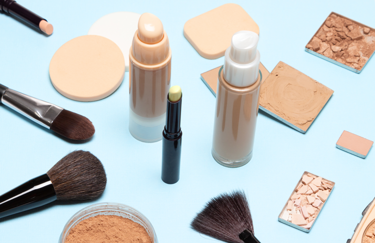 zelený korektor proti začervenaniu, pupienkom a rosacei