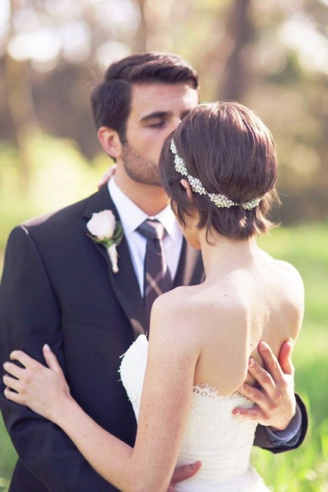 svadobné účesy krátke vlasy diadém korálky kryštály svadobné účesy-krátke vlasy-diadém-perlové-kryštály