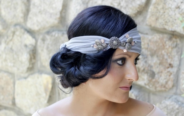 svadobné účesy čelenka s krátkymi vlasmi látkové gombíky svadobné účesy-krátke vlasy-čelenka-látkové-gombíky