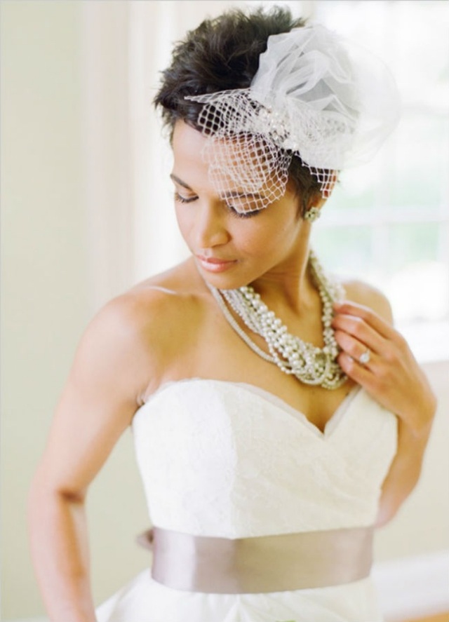 svadobné účesy-krátke vlasy závoj korálky vlasové doplnky svadobné účesy-na-krátke vlasy-závoj-perlové vlasy-doplnky