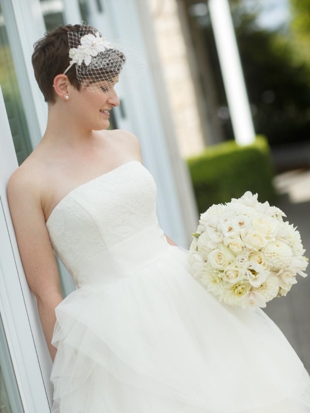 svadobné účesy-krátke vlasy diadém závoj kvety svadobné účesy-krátke vlasy-čelenka-závoj-kvety