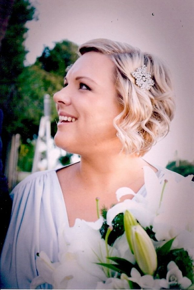 svadobné účesy-blond vlny vlasové doplnky korálky svadobné účesy-krátke vlasy-blond-vlny-vlasy-šperky-perly