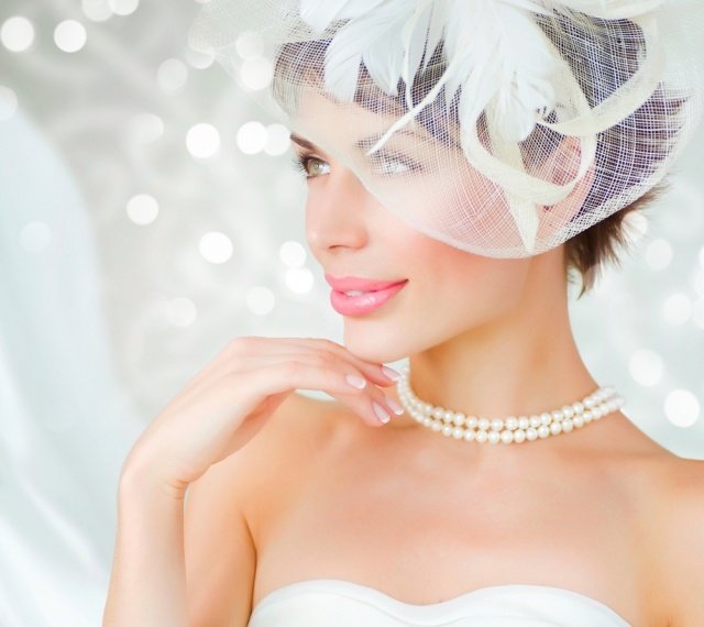 svadobné účesy krátke vlasy závoj veľké vlasové doplnky Svadobné účesy pre krátke vlasy závoj-veľké šperky do vlasov