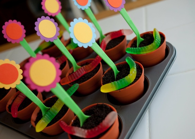 kvetinárstvo-plastová lyžička-deti-párty-nápad-kvetináč-kvetináč-gumové červy