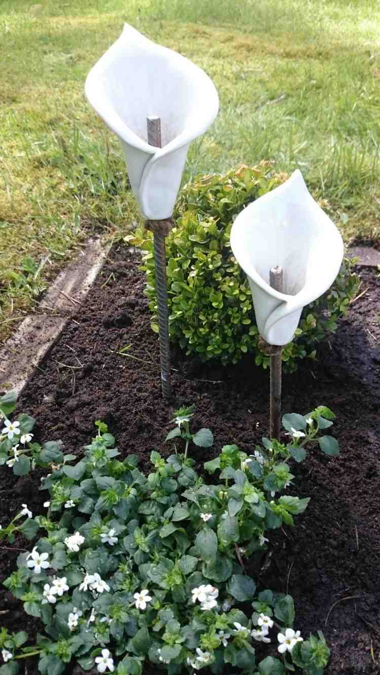 Vyrobte si dekoráciu z betónu sami - ľalie ako zátky do záhonov