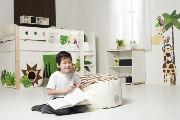 Hravé motívy sa dobre hodia do detskej izby detská izba v bielych farbách nálepky na stenu žirafa poschodová posteľ podlaha vysoký lesk