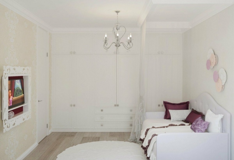 Biela detská izba má steny krémovej farby detská izba biela denná posteľ fialový vankúš luster rám televízora