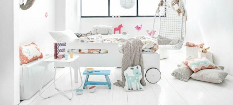 Roztomilá detská izba s hojdačkou detská izba biely sedák hojdačka mriežkový vzhľad vankúše kolies postele