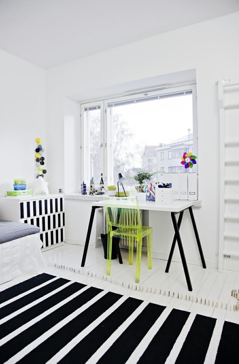 Detská izba s čiernymi akcentmi detská izba koberec čierny prúžok škandinávsky stôl