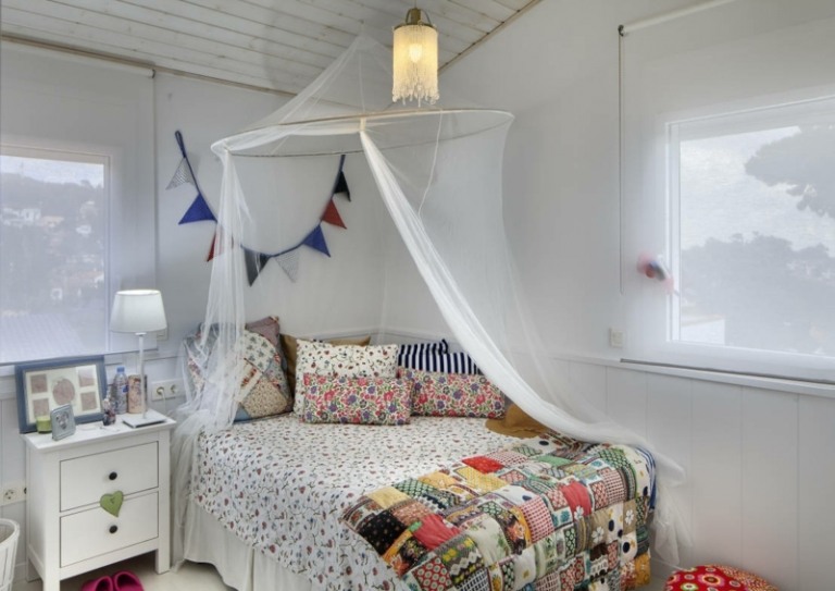 Detská izba bola navrhnutá v ošarpanom štýle detská izba biela moskytiéra dekorácia prikrývka veniec