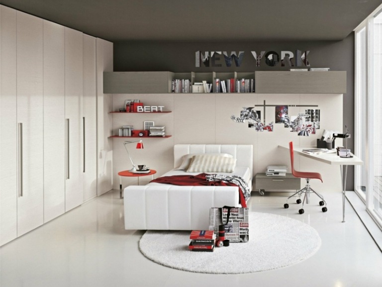 Veľká biela šatníková skriňa v modernej detskej izbe so sivou stenou detská izba biely nábytok moderný nápad veľký šatník sivá farba steny