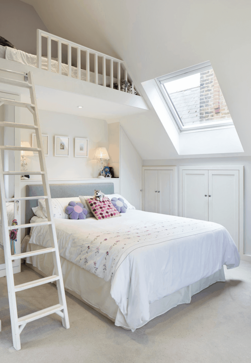Detská izba so šikmou strechou a podkrovím pre hostí detská izba biela šikmá strecha posteľ rebrík vstavaná skriňa koberec
