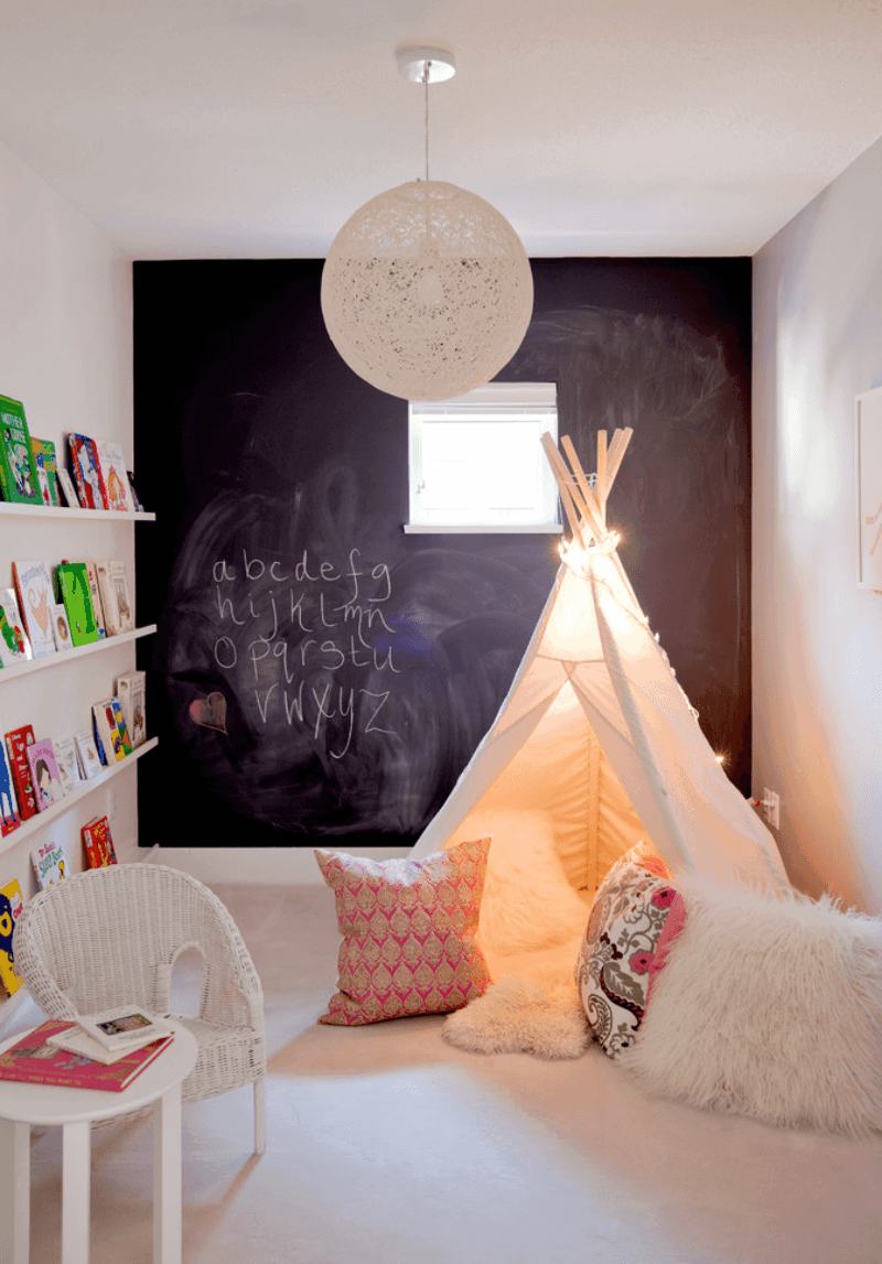 Detská izba na hranie s tabuľou detská izba biela herňa nápad stanová nástenná stolička