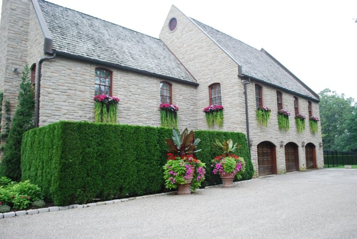 záhradný dizajn kvetináčov v prednom dvore domu