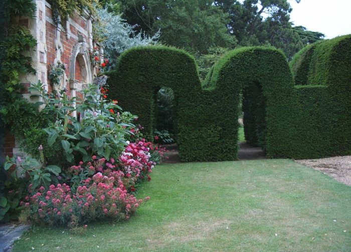 barokový štýl živý plot záhradný dizajn dekorácia kvety brána