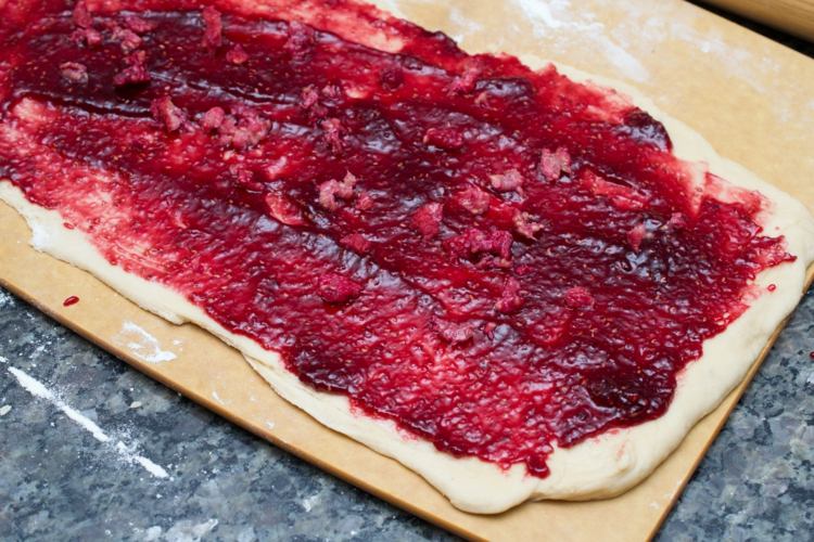 Pletená plnka z droždia, copu, jednoduchého cesta a džemu