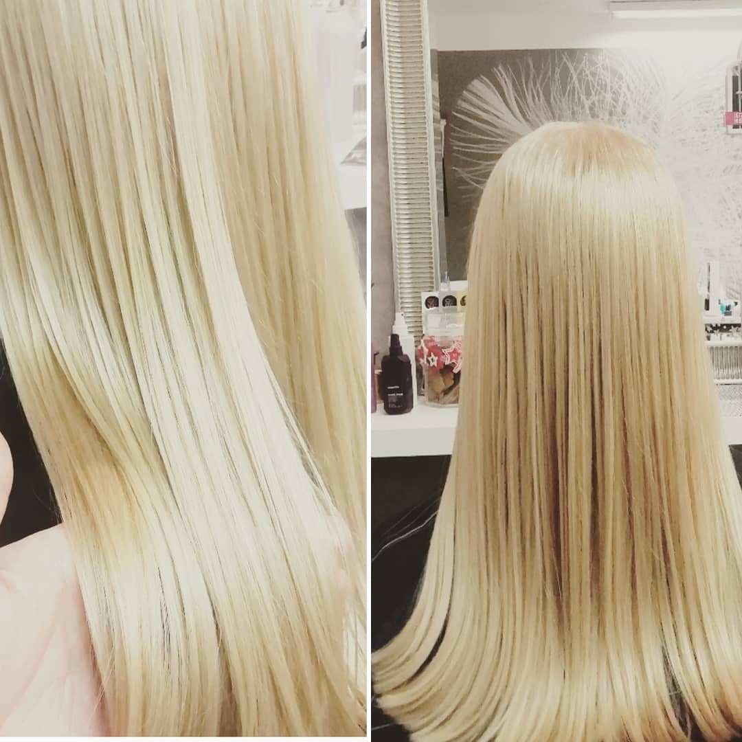 rovné a lesklé vlasy v teplom odtieni blond
