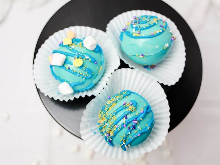 Jednorožec pripravuje bomby z horúcej čokolády sám Recept na horúce čokoládové bomby